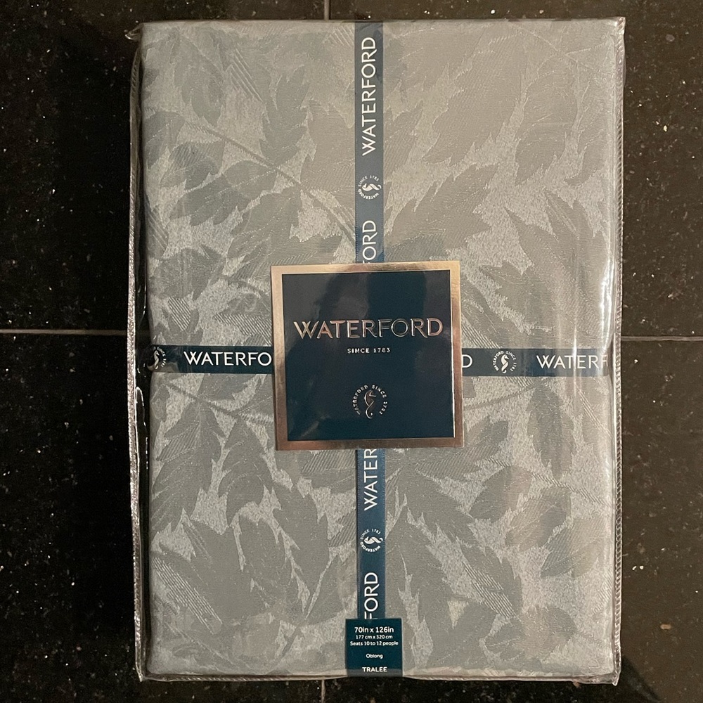 NWT WATERFORD TRALEE 70” x 126” (177 cm x 320 cm) blue hue Tablecloth